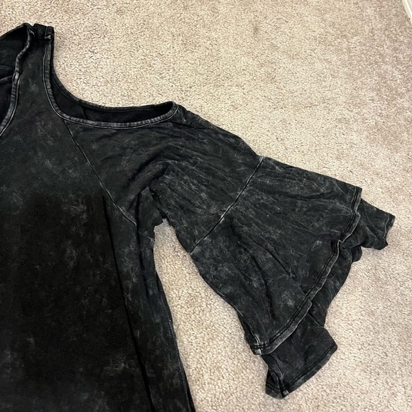 Torrid Super Soft Scoop Neck Cold Shoulder Sharkbite Hem Top - Picture 4 of 7